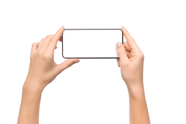 Mãos femininas tirando foto no smartphone com tela em branco — Fotografia de Stock