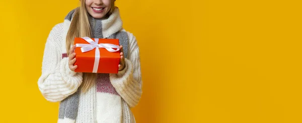 Καλλιεργημένη εικόνα της γυναίκας σε ζεστό πουλόβερ εκμετάλλευση χριστουγεννιάτικο δώρο — Φωτογραφία Αρχείου