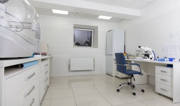 Sala de hospital con equipamiento moderno para pruebas médicas —  Fotos de Stock