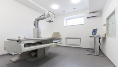 Hastanedeki X-ray dolabındaki modern ekipman