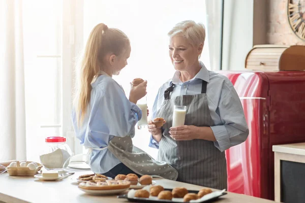 Amistoso chica y abuelita teniendo conversación mientras el almuerzo —  Fotos de Stock