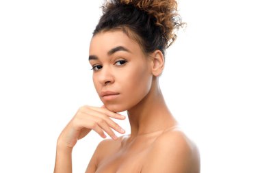 Güzellik portresi. Temiz tenli Afro bir kadın.