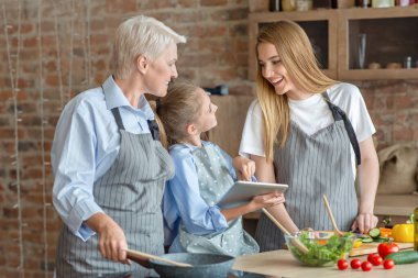 İnternette dijital tablet okuma tarifi olan küçük bir kız