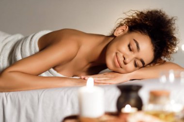 Aromaterapi. Kapalı gözlerle rahatlayan Afro kadın