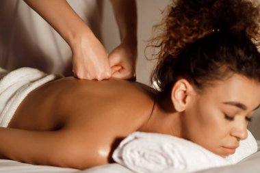 Masörlerin elleri genç bayanları arkaya bastırıyor, yakın plan.