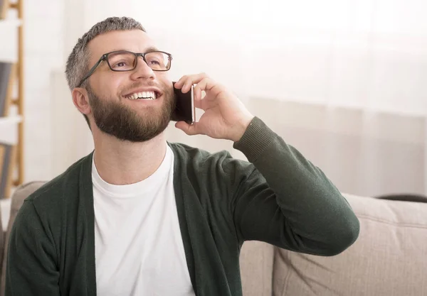 Allegro uomo barbuto che parla con gli amici per telefono — Foto Stock