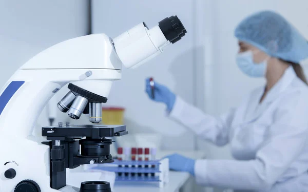 Mulher cientista preparando amostras com sangue para pesquisa — Fotografia de Stock