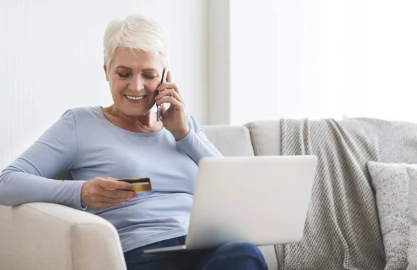 Alte Dame kauft online ein und überprüft ihre Kreditkartennummer — Stockfoto