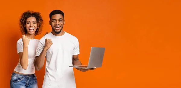 Glad svart par njuter av information på laptop — Stockfoto