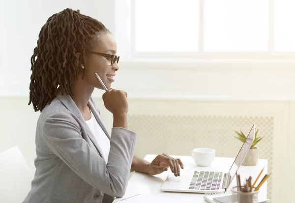 Negro empresario señora usando portátil mecanografía sentado en el trabajo interior —  Fotos de Stock