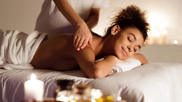 Milenial afro dama disfrutando de masaje de espalda en spa —  Fotos de Stock