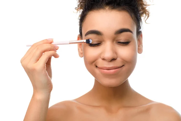 Maquiagem para os olhos. Afro mulher aplicando sombra ela mesma — Fotografia de Stock