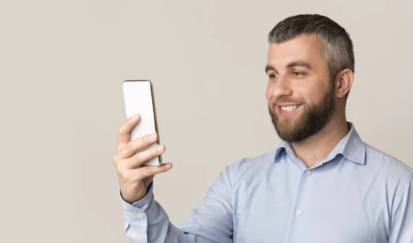 Fröhlicher Mann mit Gesichtserkennung auf modernem Smartphone — Stockfoto