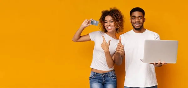 Clientes bancários felizes recomendando compras online com cartão de crédito — Fotografia de Stock