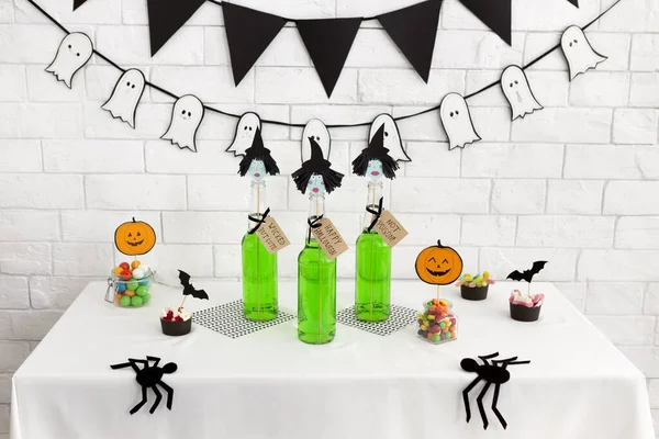 Dulces creativos y bebidas sobre fondo de pared de ladrillos blancos — Foto de Stock