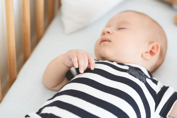 Close-up van schattige pasgeboren baby slapen in zijn wieg — Stockfoto