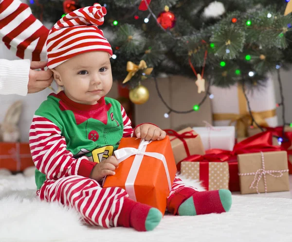 Maminka nosí sladký chlapeček v kostýmu skřítka na Štědrý den — Stock fotografie