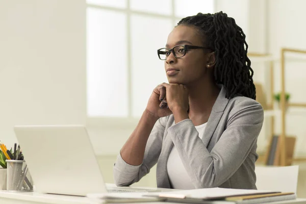 Afro Businesswoman Thinking Sitting At Laptop At Workplace — Stock Photo, Image