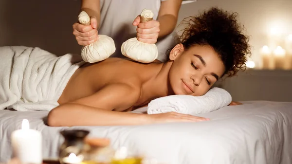 Terapia orientalna. Pani otrzymująca masaż ziołowy w centrum spa — Zdjęcie stockowe