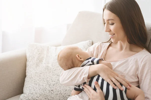Portré fiatal anya aranyos csecsemő baba a kezét — Stock Fotó