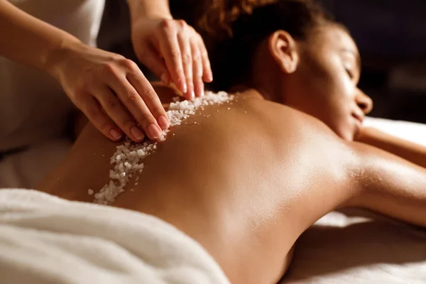 African-american woman having exfoliation treatment in spa — Stock Photo, Image