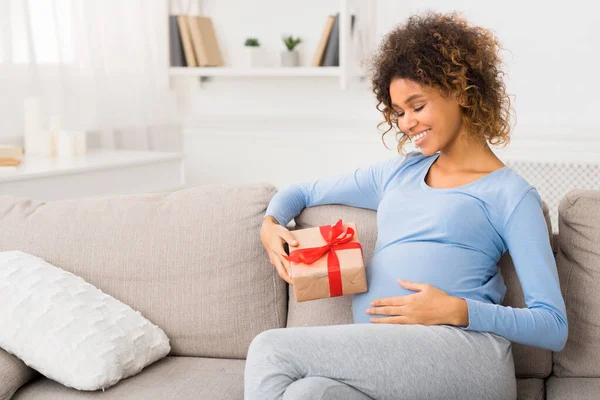 Happy pregnant african-american woman with gift box — Stock Photo, Image