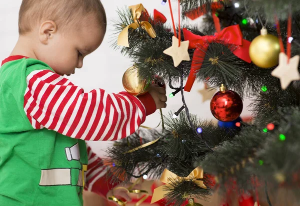 Adorable bebé niño decorando árbol de Navidad en casa —  Fotos de Stock