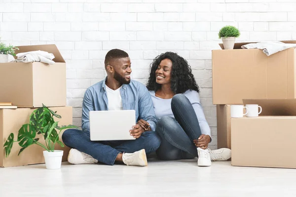 Sorrindo homem e mulher comprando móveis on-line para novo apartamento — Fotografia de Stock