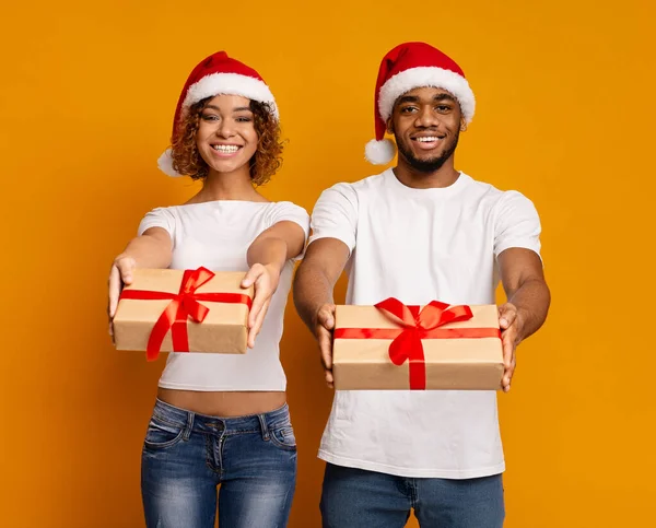 Heureux couple noir tenant cool cadeaux de Noël — Photo