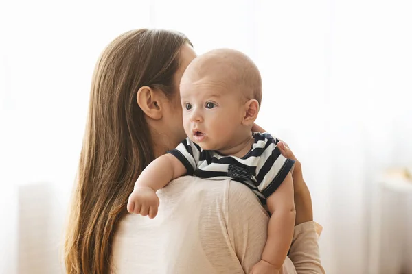 Madre acariciando adorable bebé en la espalda después de la lactancia — Foto de Stock