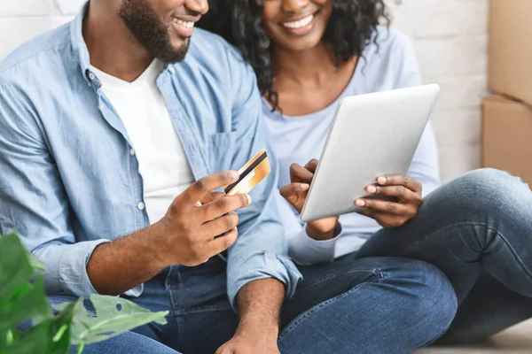 Close-up de casal comprando móveis on-line, usando tablet digital — Fotografia de Stock