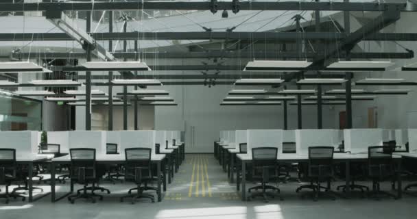 Intérieur d'un grand espace de travail vide avec des ordinateurs couverts — Video