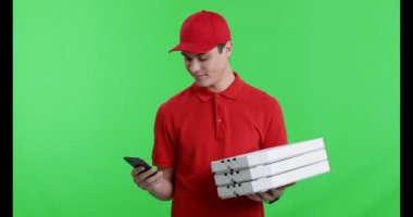 Pizza siparişi veren genç kurye telefonda.