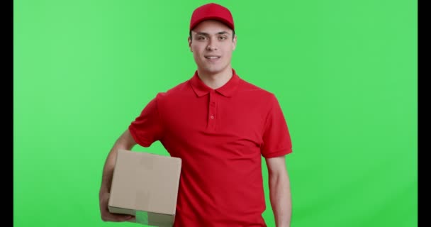Veselý kurýr s balíčkem ukazujícím palcem nahoru — Stock video