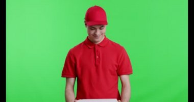 Kurye pizza siparişinin tadını çıkarıyor.