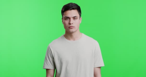 Недовольный молодой человек, показывающий лицевой жест — стоковое видео