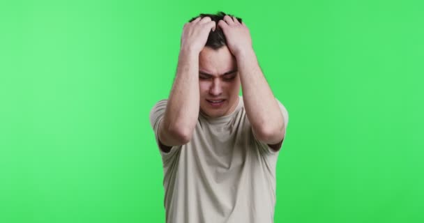 Um tipo desesperado com problemas a arrancar o cabelo. — Vídeo de Stock