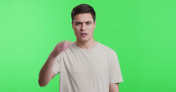 Невдоволений хлопець, що покриває ніс рукою, пахне жахливо — стокове відео