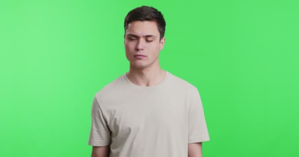Ung kille vidrör sin bicep, kroma nyckel bakgrund — Stockvideo