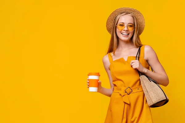 Positivo giovanissima ragazza holding tazza con takaway drink e sorridente a camera — Foto Stock