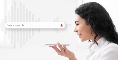 İş Kadını Cep Telefonundaki Ses Aramasını Kullanıyor, Beyaz Arkaplan, Yan Görünüm