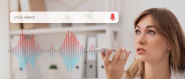 İş kadını, Panorama İş Yeri 'nde Akıllı Telefon Ses Arama Uygulaması Kullanıyor