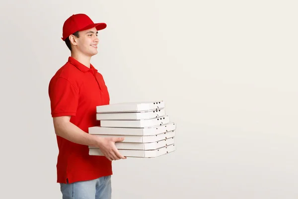 Entrega rápida de pizza. Courier tiene muchas cajas de pizza — Foto de Stock