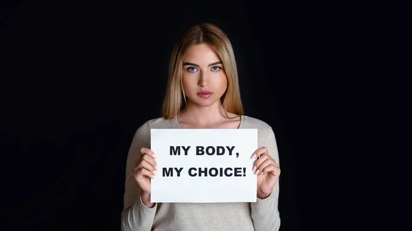 Libertad de derechos humanos. Chica triste lleva la inscripción mi cuerpo mi elección — Foto de Stock