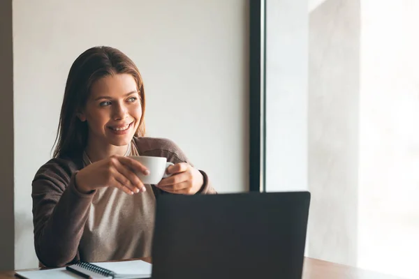 Sorridente ragazza che lavora sul computer portatile — Foto Stock