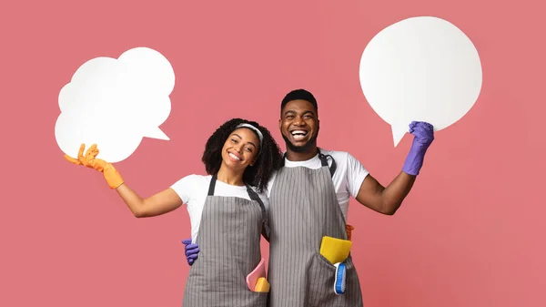 Üres beszéd buborékok kezében fekete férfi és nő szakmai takarítók — Stock Fotó