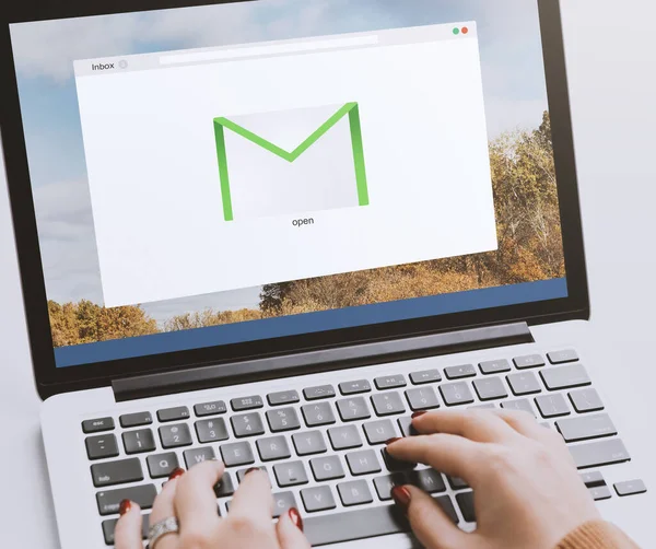 電子メールサービス。開いた電子メールのポストのウェブサイトのノートパソコンの女性のタイプ — ストック写真