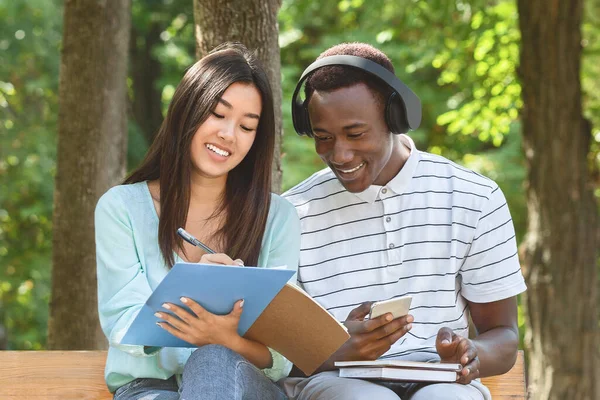 Two college mates preparing for lectures, studying together outdoors — Stock Photo, Image