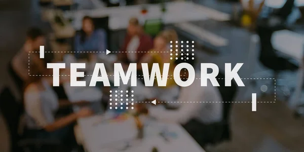 Teamwork woord geschreven op groep mensen bespreken plan — Stockfoto