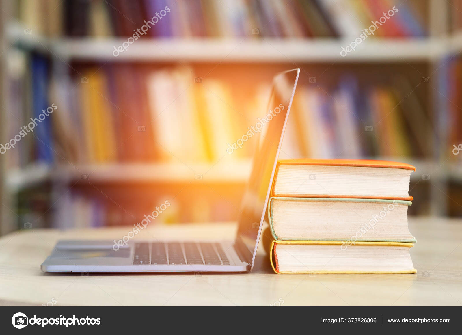 Herunterladen - Digitale Bildung und E-Learning. Offener Laptop und Stapel alter Bücher im verschwommenen Schulbibliothek oder Klassenzimmer Hintergrund — Stockbild Großaufnahme von offenem Laptop und Bücherstapel — Stockfoto
